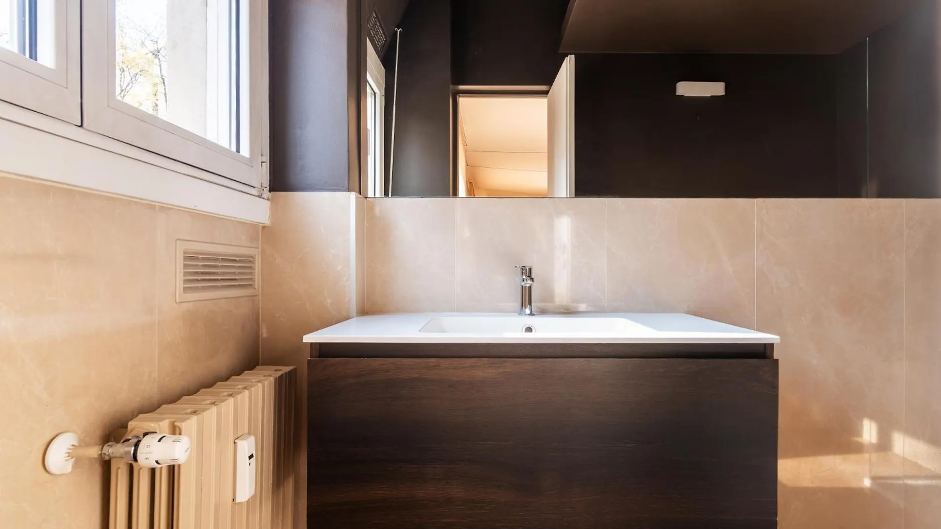 Spacious And Bright Studio Apartment In The City Center Milan