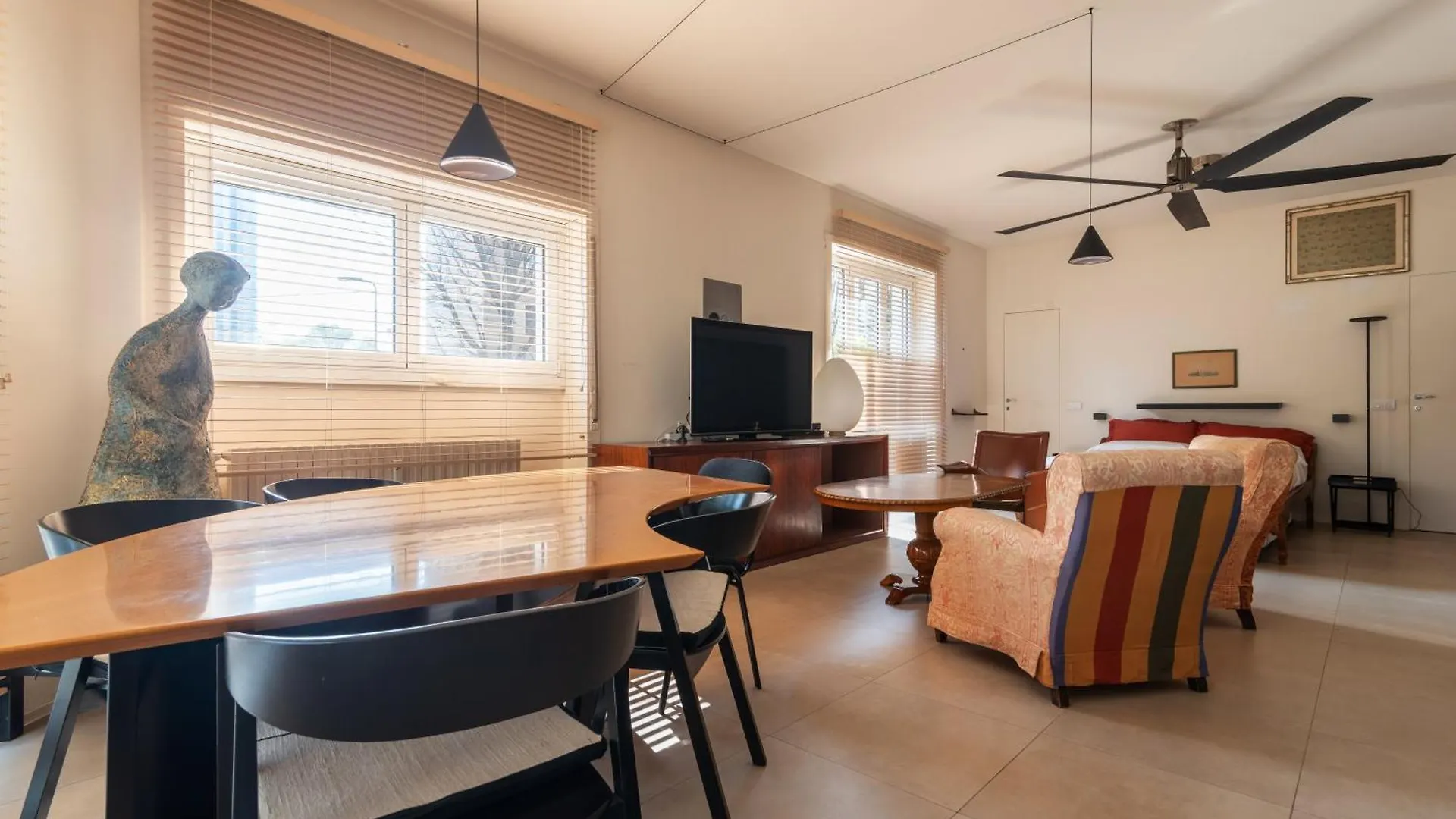 Spacious And Bright Studio Apartment In The City Center Milan