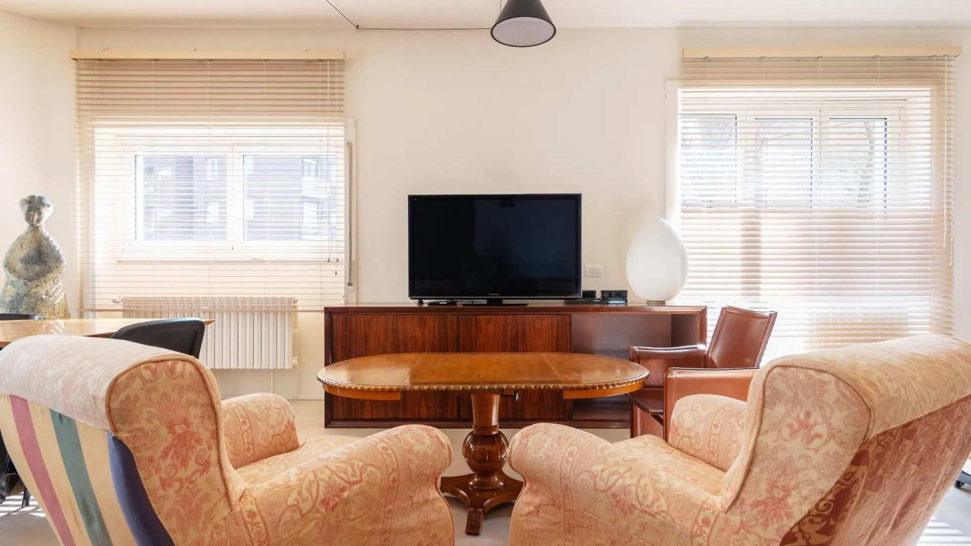 Spacious And Bright Studio Apartment In The City Center Milan