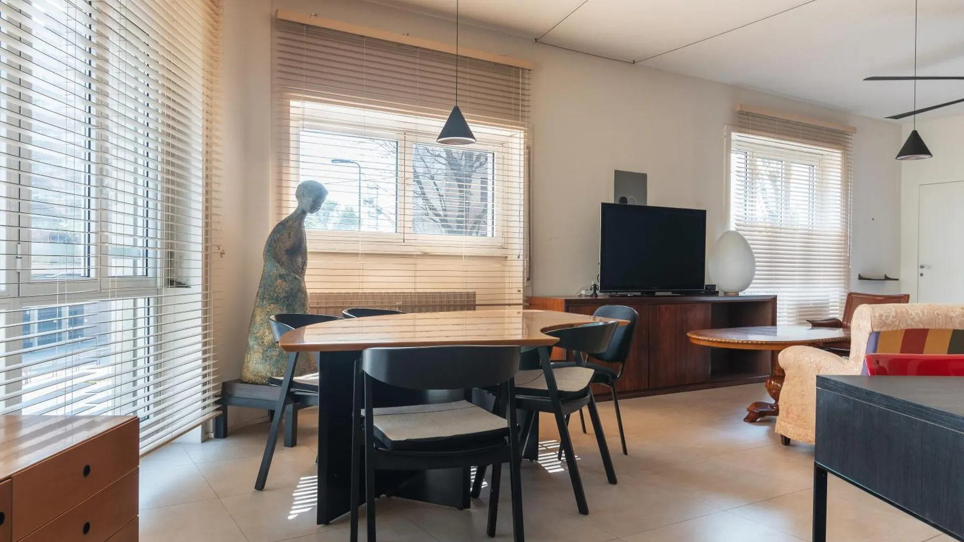 Spacious And Bright Studio Apartment In The City Center Milan